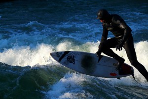 Surfen am Eisbach in München